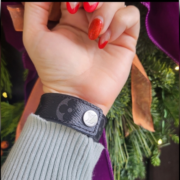LOUIS VUITTON UNISEX BRACELET - Picture 2 of 6